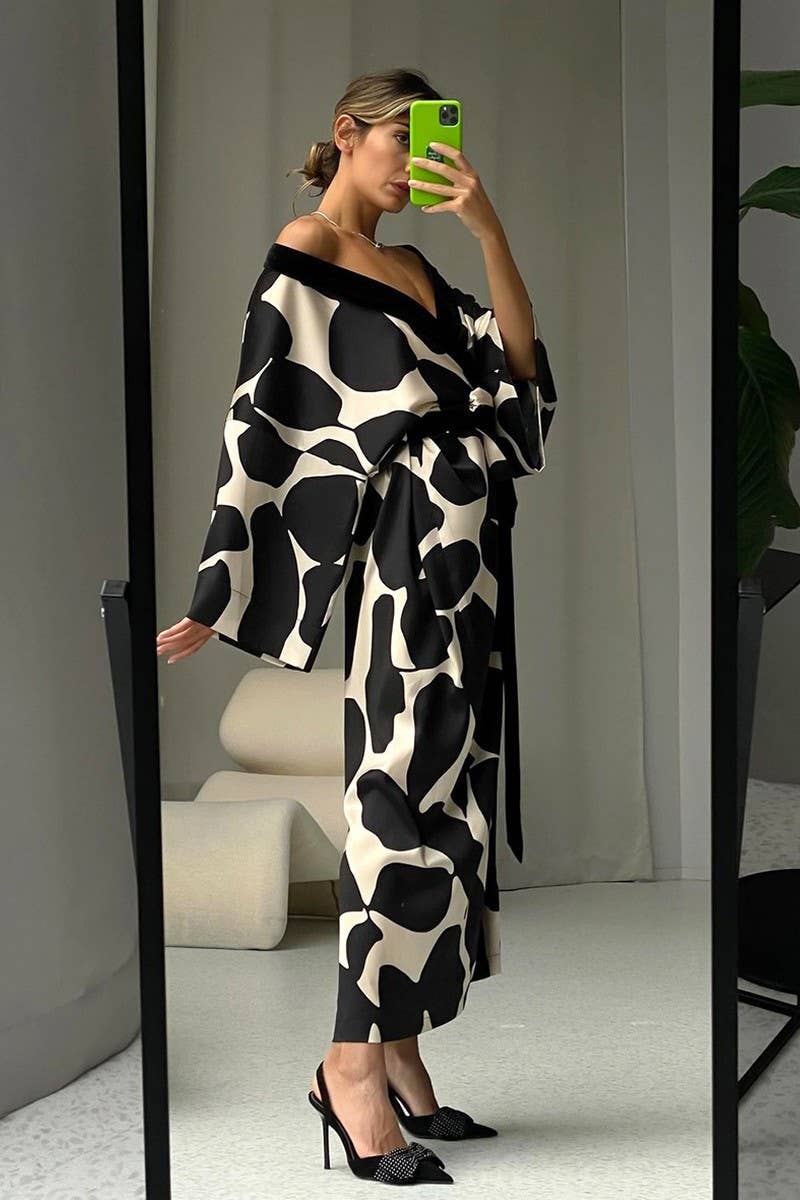 NINEXISFlirty & Cozy Loose Print Long Sleeve Kimono Robe with Belt – Black & IvoryBravo Bra Boutique